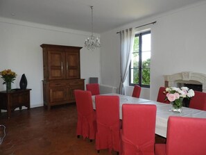 Dining - Charming Cottage Near Le Mans: Garden, Terrace, 4 Bedrooms, 3 Bathrooms, Wi-Fi, Family Friendly (Écommoy)