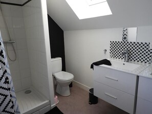 Bathroom - Charming Cottage Near Le Mans: Garden, Terrace, 4 Bedrooms, 3 Bathrooms, Wi-Fi, Family Friendly (Écommoy)