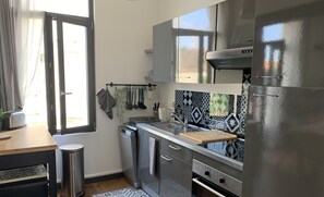 Réfrigérateur, micro-ondes, four, plaque de cuisson