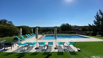 Utendørsbasseng og et oppvarmet basseng