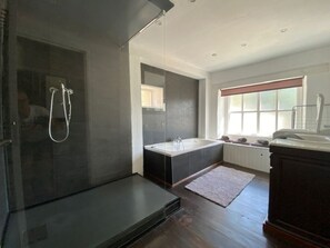 Badewanne, umweltfreundliche Kosmetikartikel, Haartrockner, Handtücher