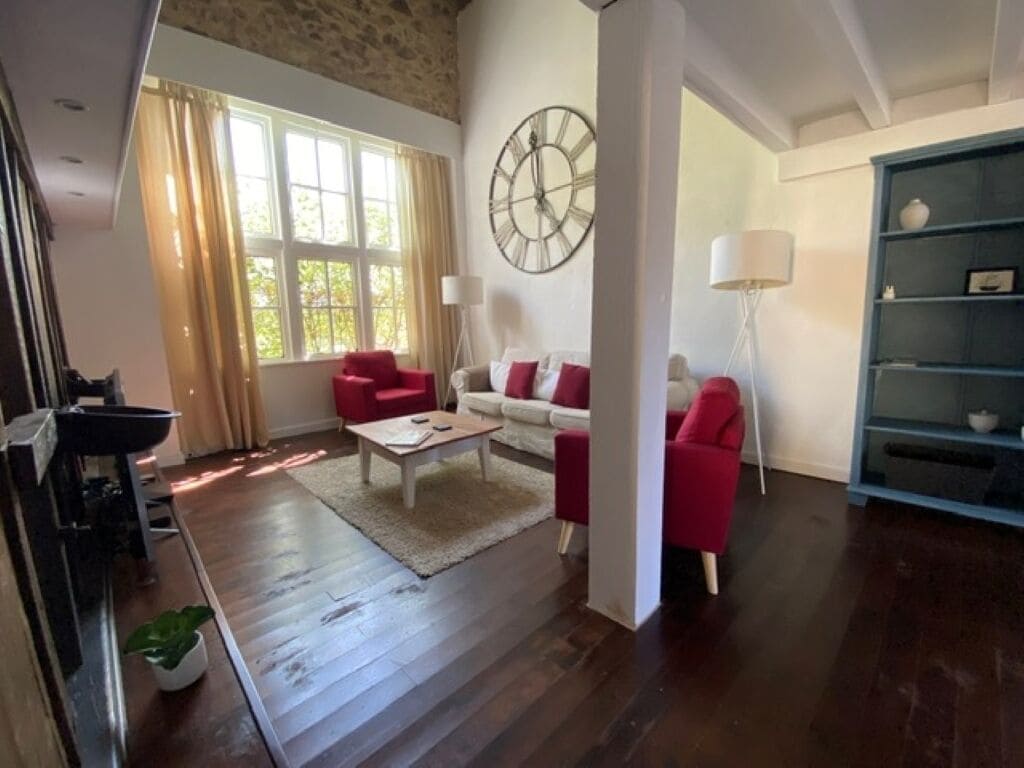 TV connectée, table de tennis de table, livres