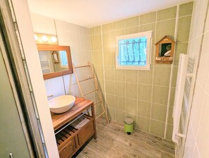 Haartrockner, Handtücher, Toilettenpapier