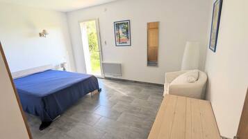 2 slaapkamers, een strijkplank/strijkijzer, reisbedje, gratis wifi