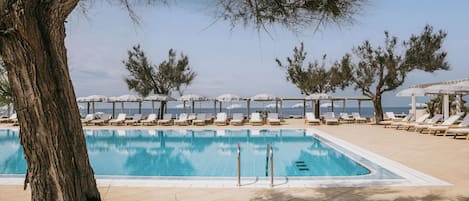 Piscine extérieure en saison