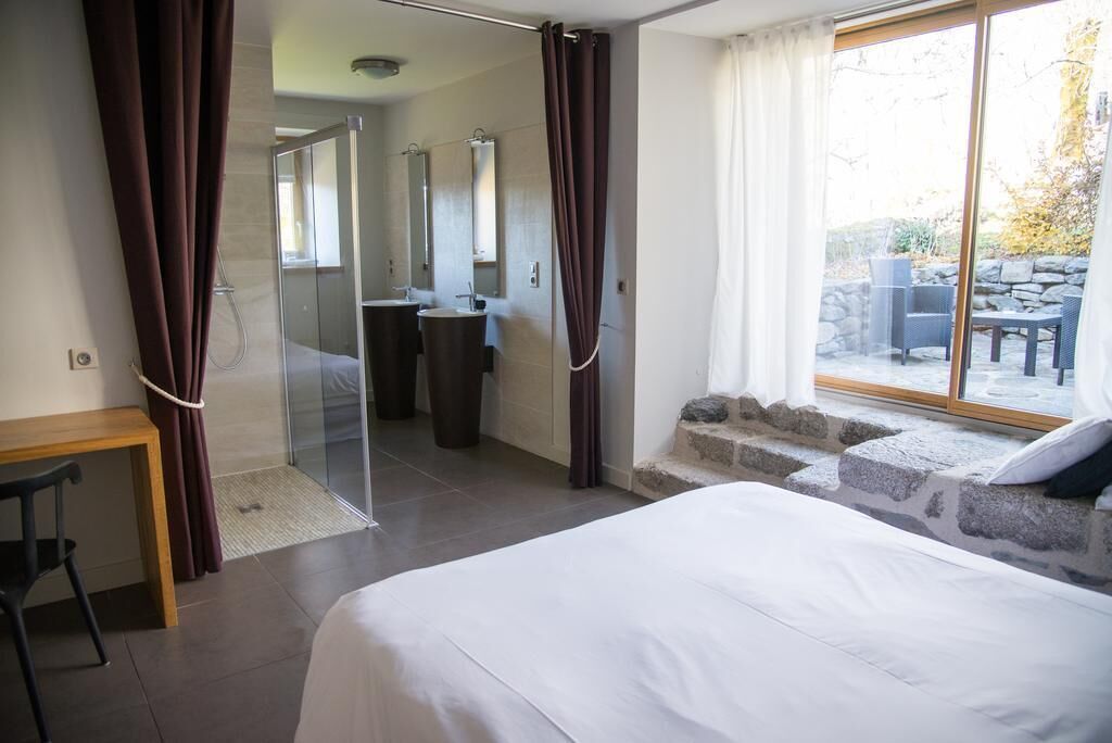 5 bedrooms, WiFi, bed sheets