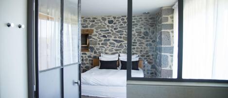 5 bedrooms, WiFi, bed sheets