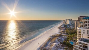 Nær stranden og solsenger