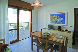 Classic Apartment, 2 Bedrooms | Living area | 22-inch TV with satellite channels - Residence Le Zattere (San Michele al Tagliamento)