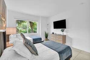 2 camere, una scrivania, ferro/asse da stiro, culla da viaggio