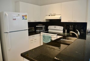 Frigorifero, forno, piano cottura, lavastoviglie