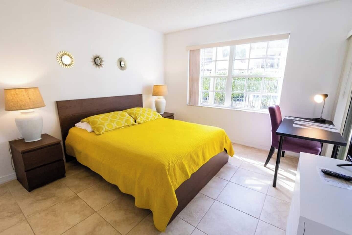 1 habitación, tabla de planchar con plancha y cuna de viaje 