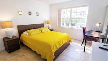 1 habitación, tabla de planchar con plancha y cuna de viaje