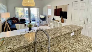 Una cucina moderna con piani in granito, lavello in acciaio inossidabile e un design di rubinetteria originale.
