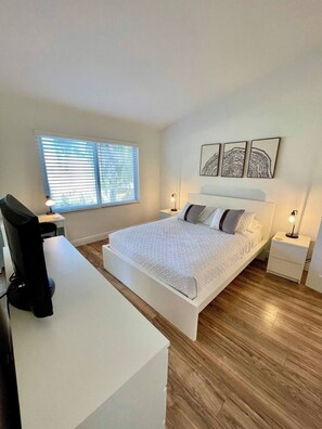 3 camere, una scrivania, ferro/asse da stiro, culla da viaggio