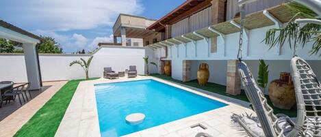 Piscine extérieure (ouverte en saison), chaises longues