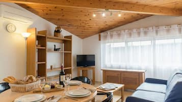 Apartamento familiar | Ropa de cama de alta calidad, mobiliario individual, cortinas opacas