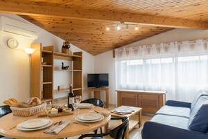 Ropa de cama de alta calidad, muebles diferentes y cortinas blackout 