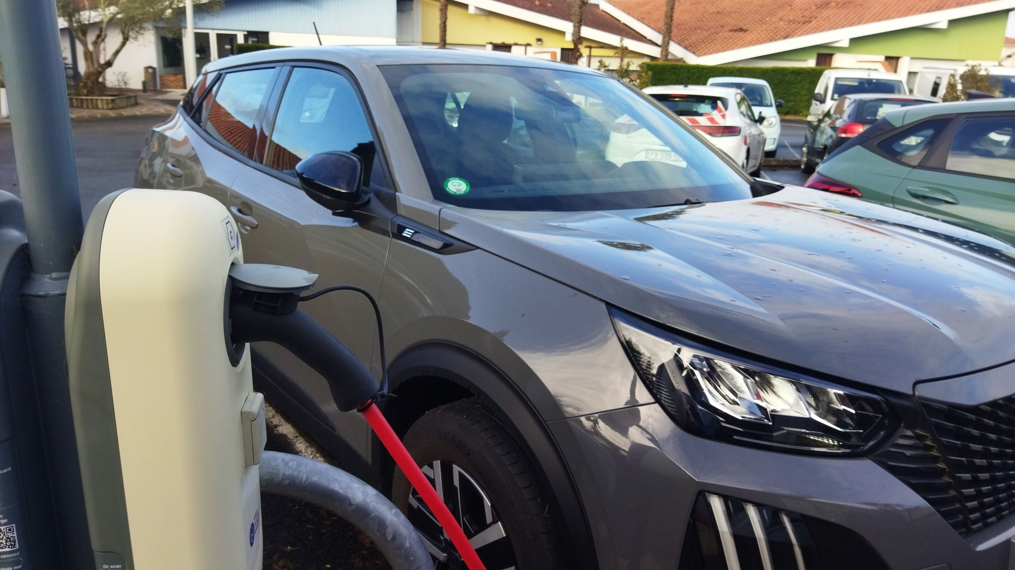 Ein geparkter SUV mit angeschlossenem Ladestationen.