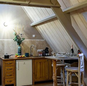 Réfrigérateur, micro-ondes, plaque de cuisson, cafetière/bouilloire