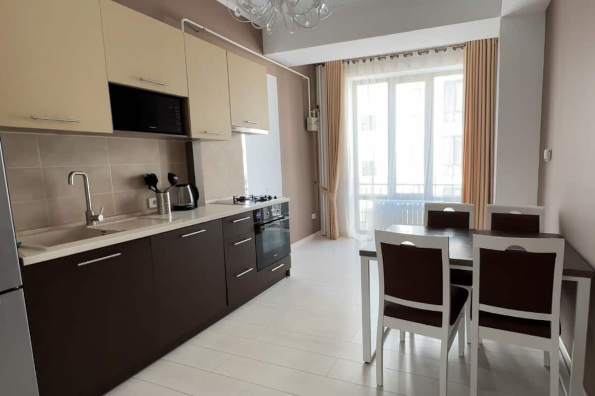 Premium appartement | Privékeuken | Een koelkast/vriezer, een magnetron, een oven