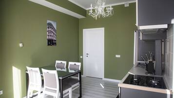 Apartamento Premium | Cocina privada | Frigorífico grande, microondas, horno y cafetera o tetera