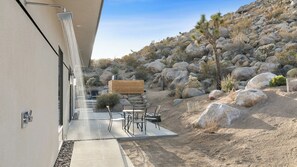 Outdoor dining - Desert Ridge - Hot Tub, Fire Pit, Outdoor Shower! (Yucca Valley)