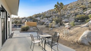 Outdoor dining - Desert Ridge - Hot Tub, Fire Pit, Outdoor Shower! (Yucca Valley)