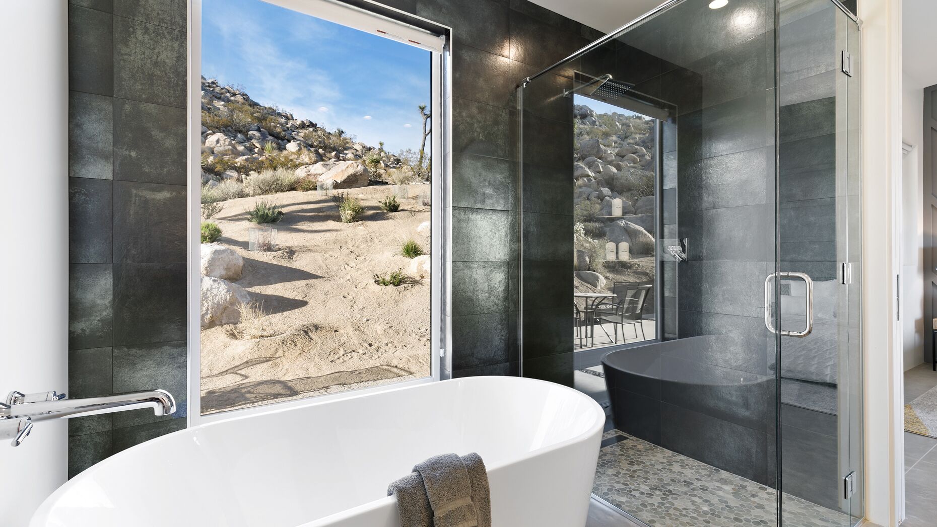 Een douche, een haardroger, handdoeken