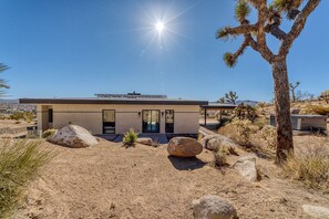 Exterior - Desert Ridge - Hot Tub, Fire Pit, Outdoor Shower! (Yucca Valley)
