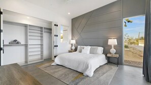 2 bedrooms, WiFi (free), bed sheets - Desert Ridge - Hot Tub, Fire Pit, Outdoor Shower! (Yucca Valley)