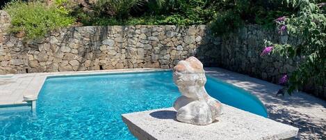 Een buitenzwembad en een verwarmd zwembad