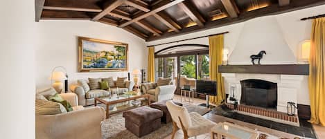 Smart-TV, Kamin, DVD-Player, Tischtennisplatte