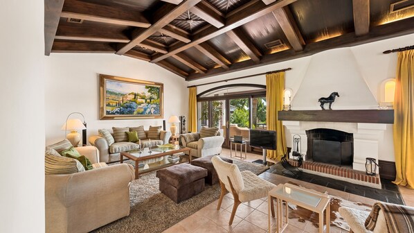 Smart TV, fireplace, DVD player, ping pong