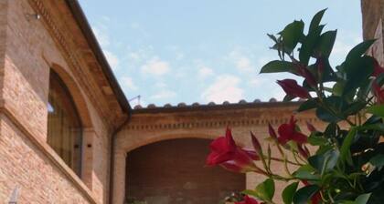 Apartment in farmhouse with swimming pool, a stone's throw from the village.