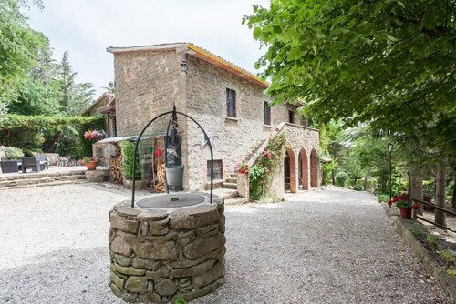 GuestHost - Charming country house that can host up to 11 people, a 6km drive from Gubbio, with large garden, terrace and parking space.The villa (recognised by the Superintendence of Cultural Heritage and Activities) comes with large and bright rooms, f