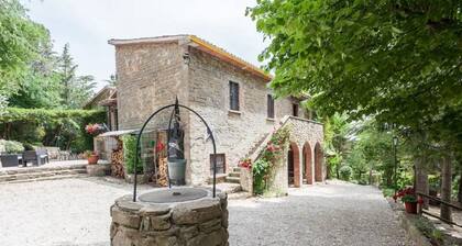 GuestHost - Charming country house that can host up to 11 people, a 6km drive from Gubbio, with large garden, terrace and parking space.The villa (recognised by the Superintendence of Cultural Heritage and Activities) comes with large and bright rooms, f