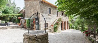 GuestHost - Charming country house that can host up to 11 people, a 6km drive from Gubbio, with large garden, terrace and parking space.The villa (recognised by the Superintendence of Cultural Heritage and Activities) comes with large and bright rooms, f