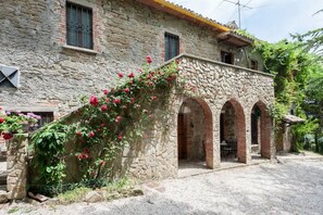 Exterior - GuestHost - Charming country house that can host up to 11 people, a 6km drive from Gubbio, with large garden, terrace and parking space.The villa (recognised by the Superintendence of Cultural Heritage and Activities) comes with large and bright rooms, f (Gubbio)