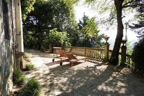Terrace/patio - GuestHost - Charming country house that can host up to 11 people, a 6km drive from Gubbio, with large garden, terrace and parking space.The villa (recognised by the Superintendence of Cultural Heritage and Activities) comes with large and bright rooms, f (Gubbio)