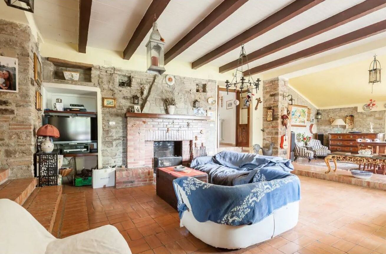 Guesthost - Charming Country House That Can Host Up To 11 People, A 6km Drive From Gubbio, With Large Garden, Terrace And Parking Space.the Villa (Recognised By The Superintendence Of Cultural Heritage And Activities) Comes With Large And Bright Rooms, F - Gubbio