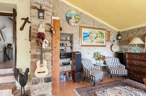Interior - GuestHost - Charming country house that can host up to 11 people, a 6km drive from Gubbio, with large garden, terrace and parking space.The villa (recognised by the Superintendence of Cultural Heritage and Activities) comes with large and bright rooms, f (Gubbio)
