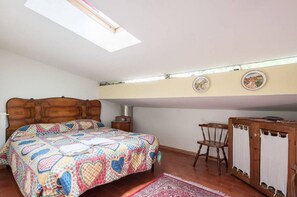 5 bedrooms - GuestHost - Charming country house that can host up to 11 people, a 6km drive from Gubbio, with large garden, terrace and parking space.The villa (recognised by the Superintendence of Cultural Heritage and Activities) comes with large and bright rooms, f (Gubbio)