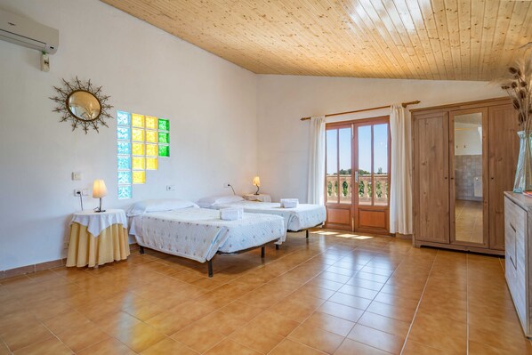 6 bedrooms, iron/ironing board, free WiFi, bed sheets