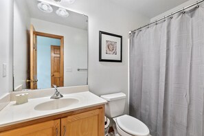 وحدات دش مع أحواض استحمام، مناشف