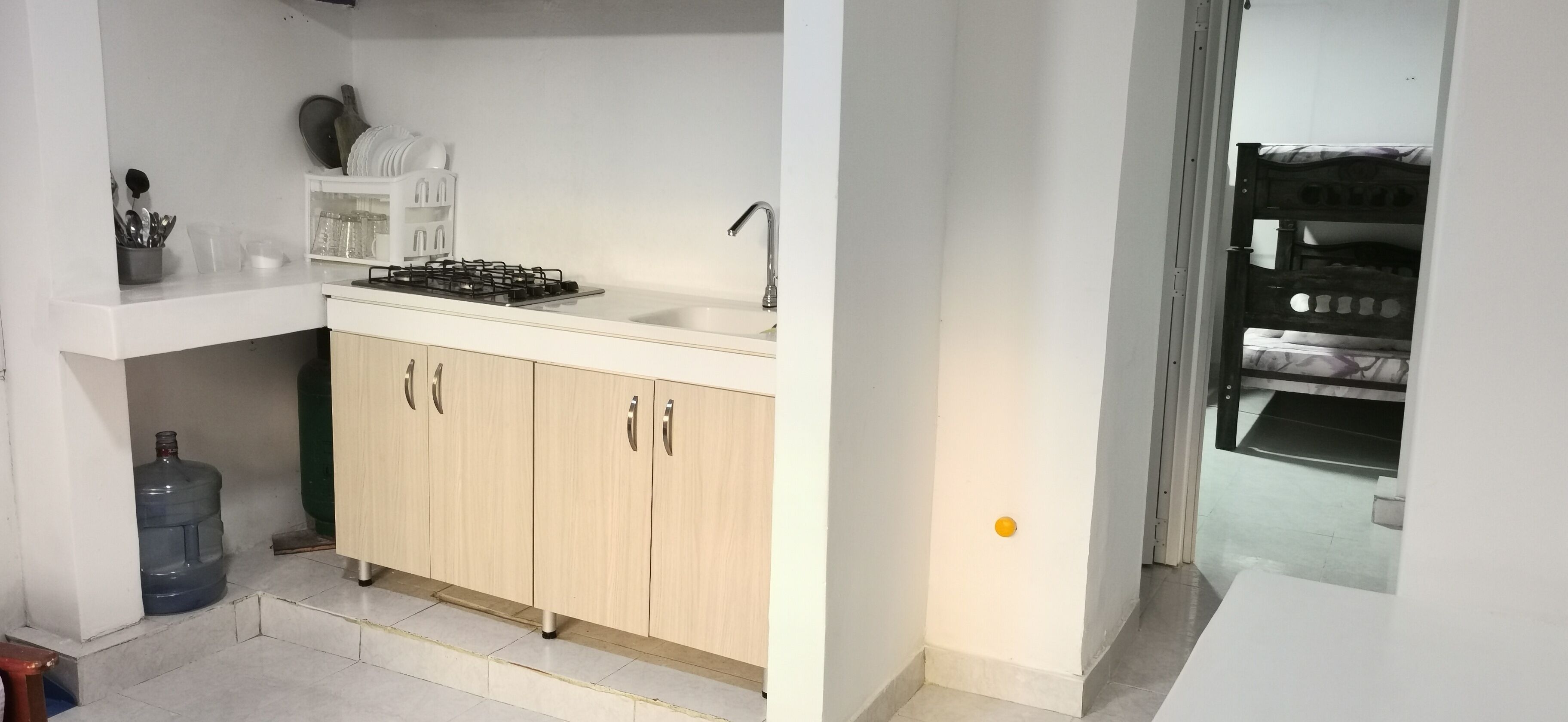 Kjøleskap, mikrobølgeovn, kaffetrakter/tekoker og brødrister