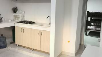 Kjøleskap, mikrobølgeovn, kaffetrakter/tekoker og brødrister