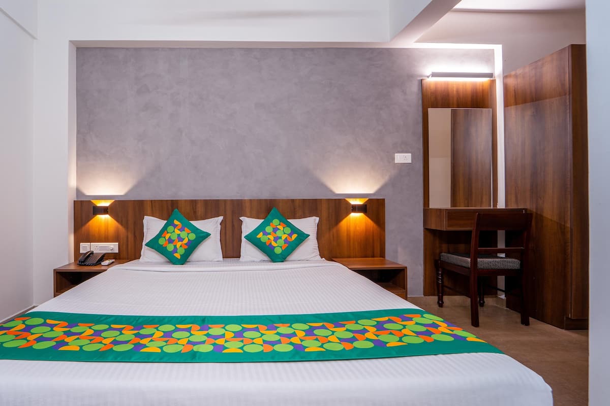 Deluxe Suite with Living Room | Desk, iron/ironing board (on request), WiFi (free), bed sheets
