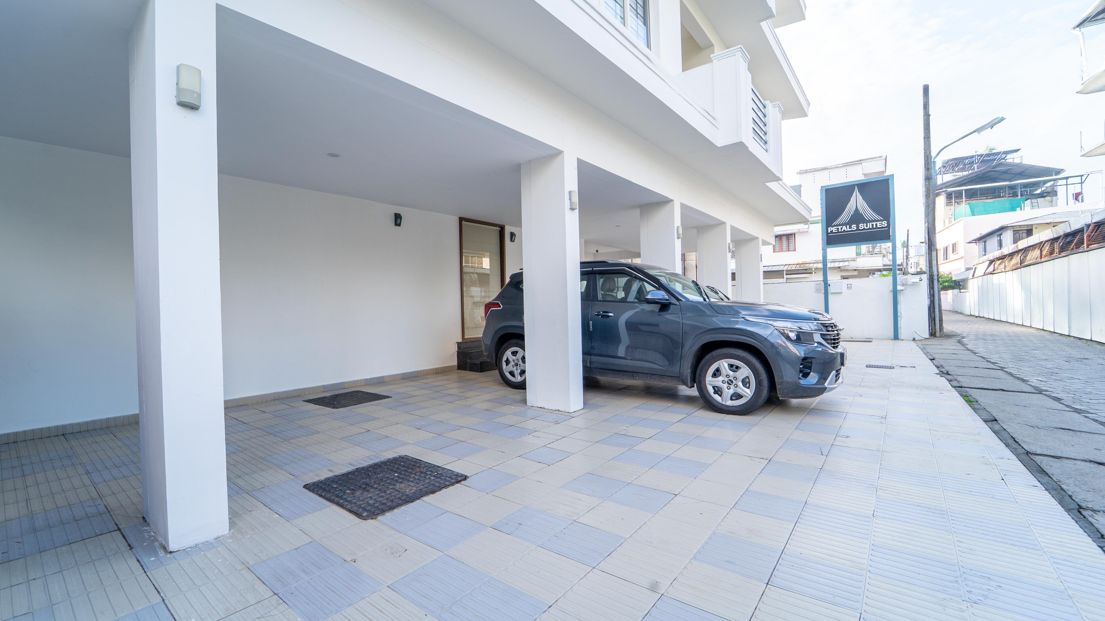 Photo - Treebo Petals Suites Marine Drive