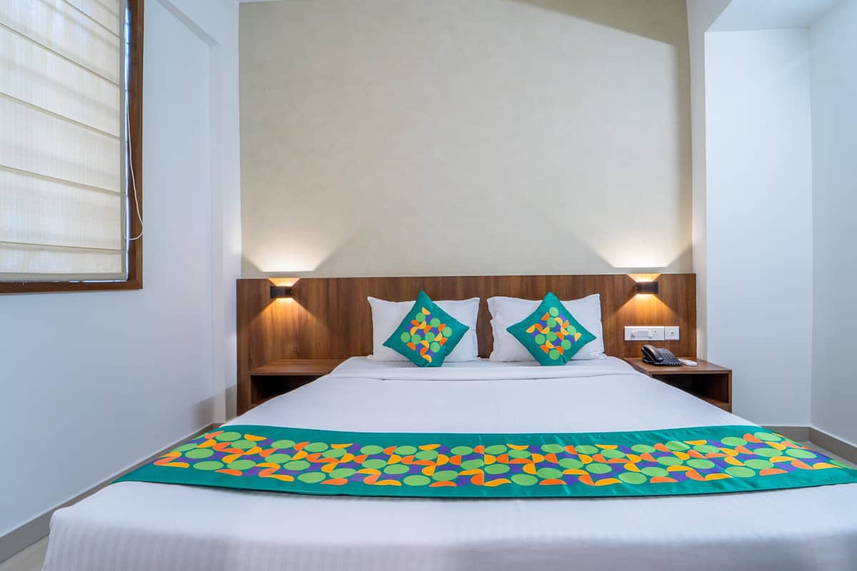 Premium Room | Desk, iron/ironing board, free WiFi, bed sheets